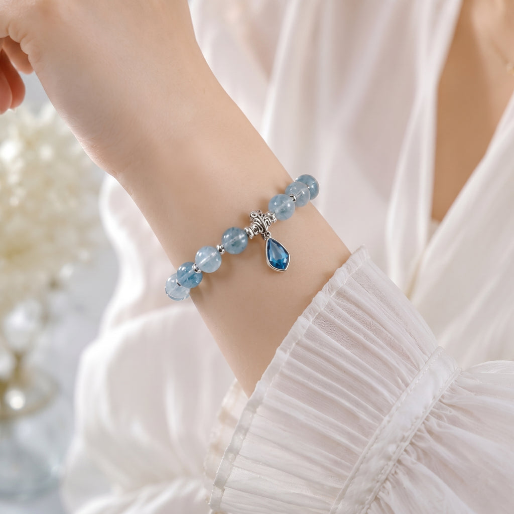 Hellblaues Aquamarin-Perlenarmband mit tiefblauem Tropfen-Anhänger