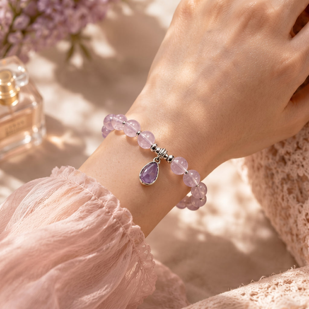 Armband aus hellvioletten Edelsteinperlen mit tiefviolettem Tropfen-Anhänger